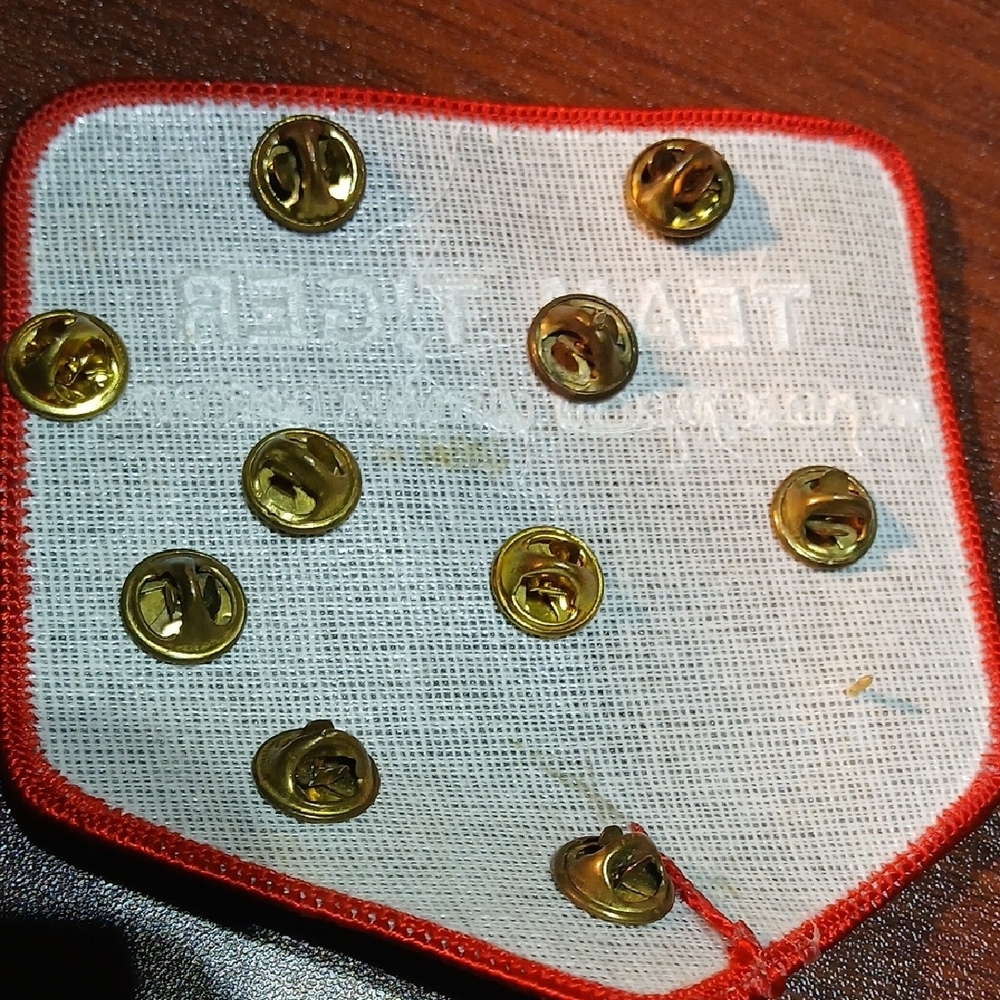 Vintage Enamel Pin Collection with Tiger Motif - Picture 4 of 4